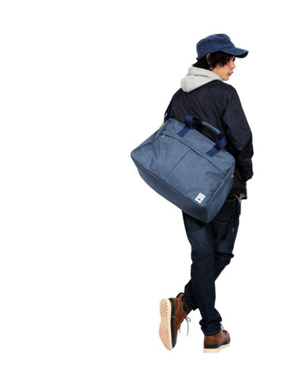 グレー系のパーカー、ブルー系のボストンバッグ、ブラック系のベルトを着用したメンズの冬コーディネートの1枚目の写真