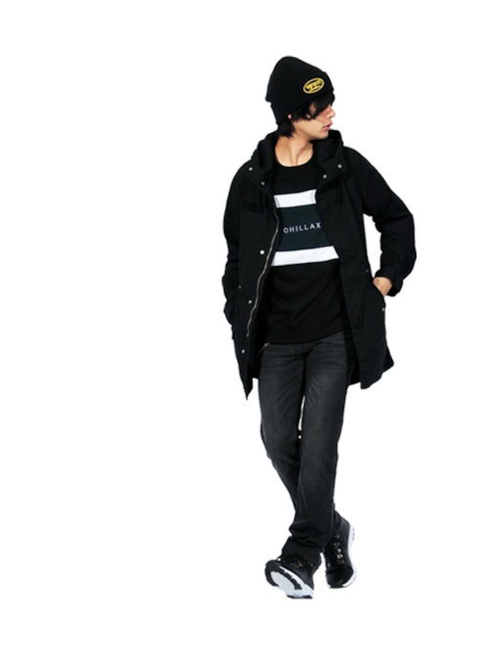 ブラック系のモッズコート、ブラック系のTシャツ/カットソー、ブラック系のデニムパンツを着用したメンズの冬コーディネートの1枚目の写真