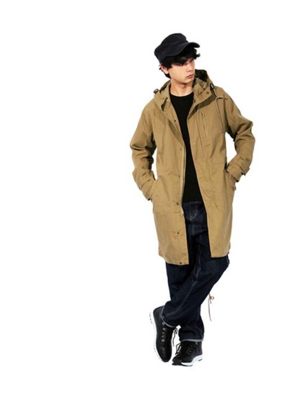 ベージュ系のモッズコート、ブラック系のニット/セーター、ブラック系のTシャツ/カットソーを着用したメンズの冬コーディネートの1枚目の写真