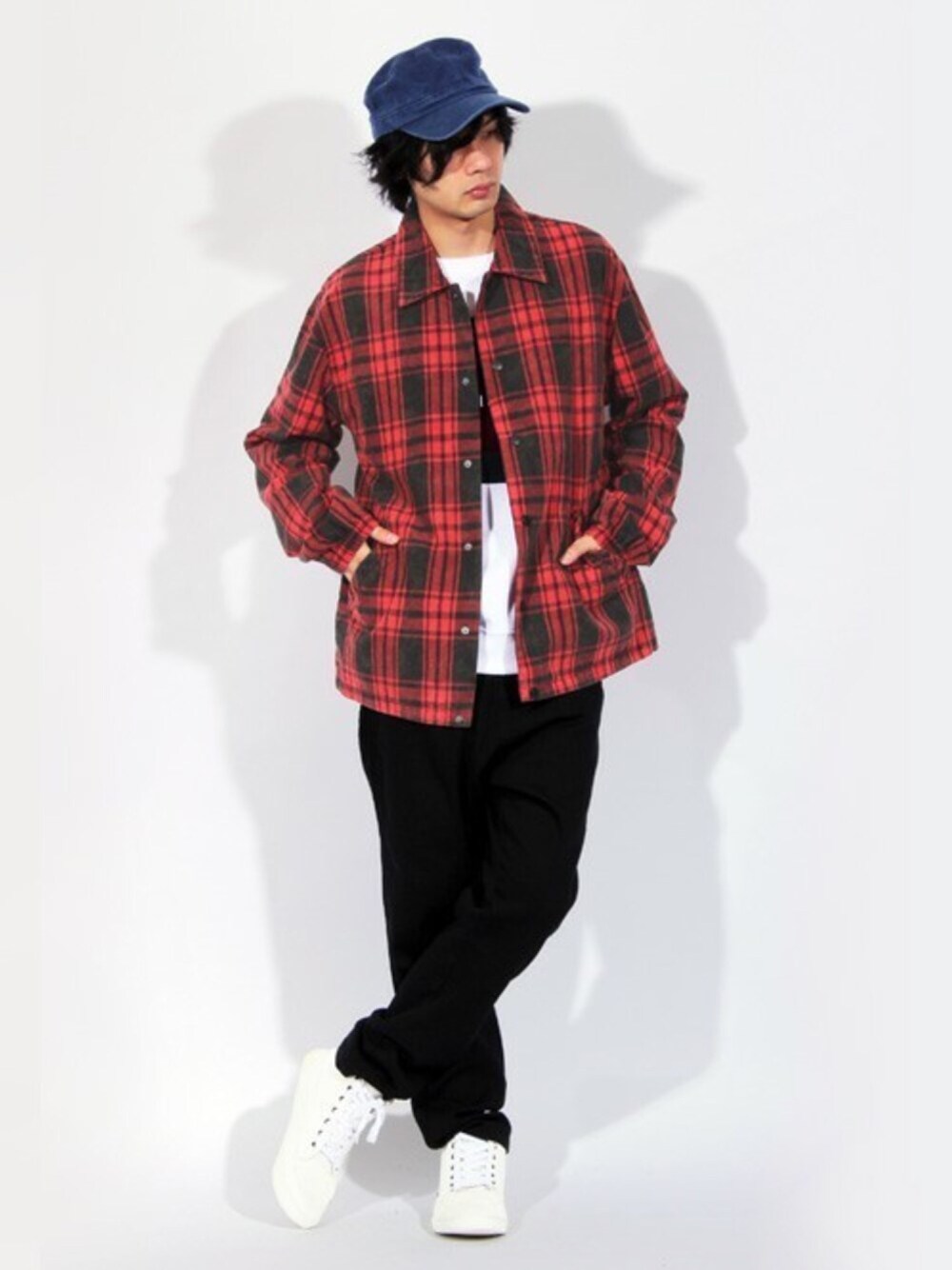 レッド系のブルゾン、ホワイト系のスウェット、ホワイト系のTシャツ/カットソーを着用したメンズの冬コーディネートの1枚目の写真