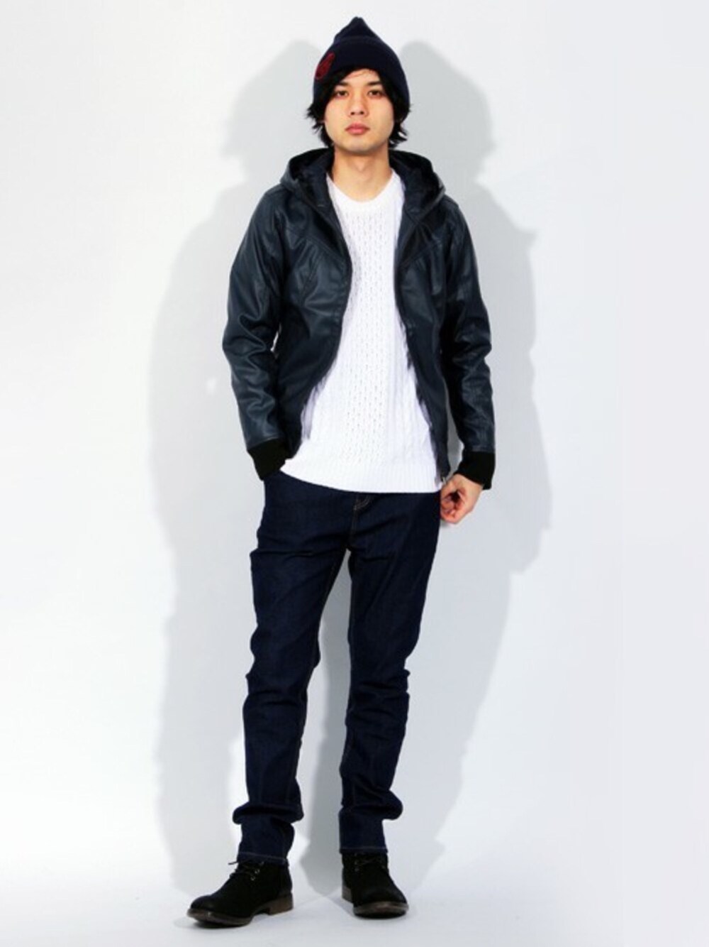 ブルー系のライダースジャケット、ホワイト系のニット/セーター、ホワイト系のTシャツ/カットソーを着用したメンズの冬コーディネートの1枚目の写真