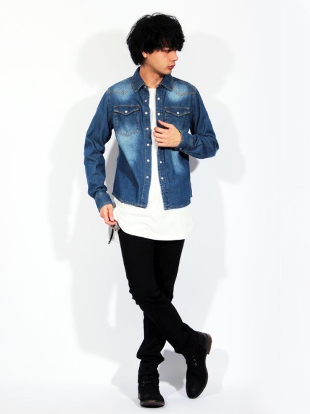 ホワイト系のTシャツ/カットソー、ブラック系のチノパンツ、ブラック系のブーツを着用したメンズの春コーディネートの1枚目の写真