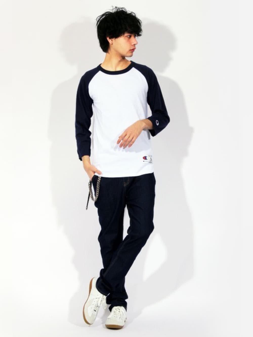 ホワイト系のTシャツ/カットソー、ホワイト系のTシャツ/カットソー、ブルー系のデニムパンツを着用したメンズの春コーディネートの1枚目の写真