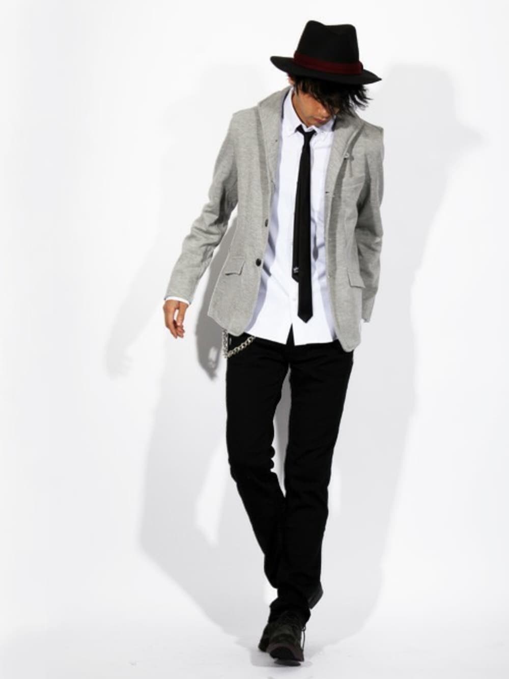 グレー系のテーラードジャケット、ホワイト系のシャツ/ブラウス、ホワイト系のTシャツ/カットソーを着用したメンズの春コーディネートの1枚目の写真