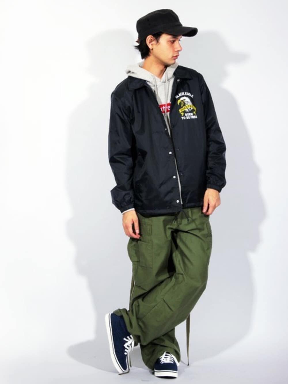 ブルー系のナイロンジャケット、グレー系のパーカー、ホワイト系のTシャツ/カットソーを着用したメンズの春コーディネートの1枚目の写真