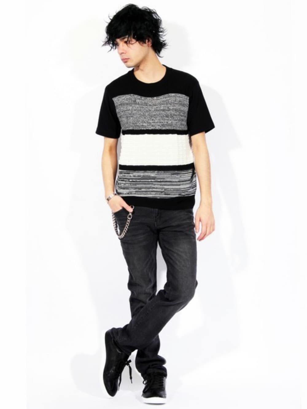 ブラック系のTシャツ/カットソー、ブラック系のTシャツ/カットソー、ブラック系のデニムパンツを着用したメンズの春コーディネートの1枚目の写真