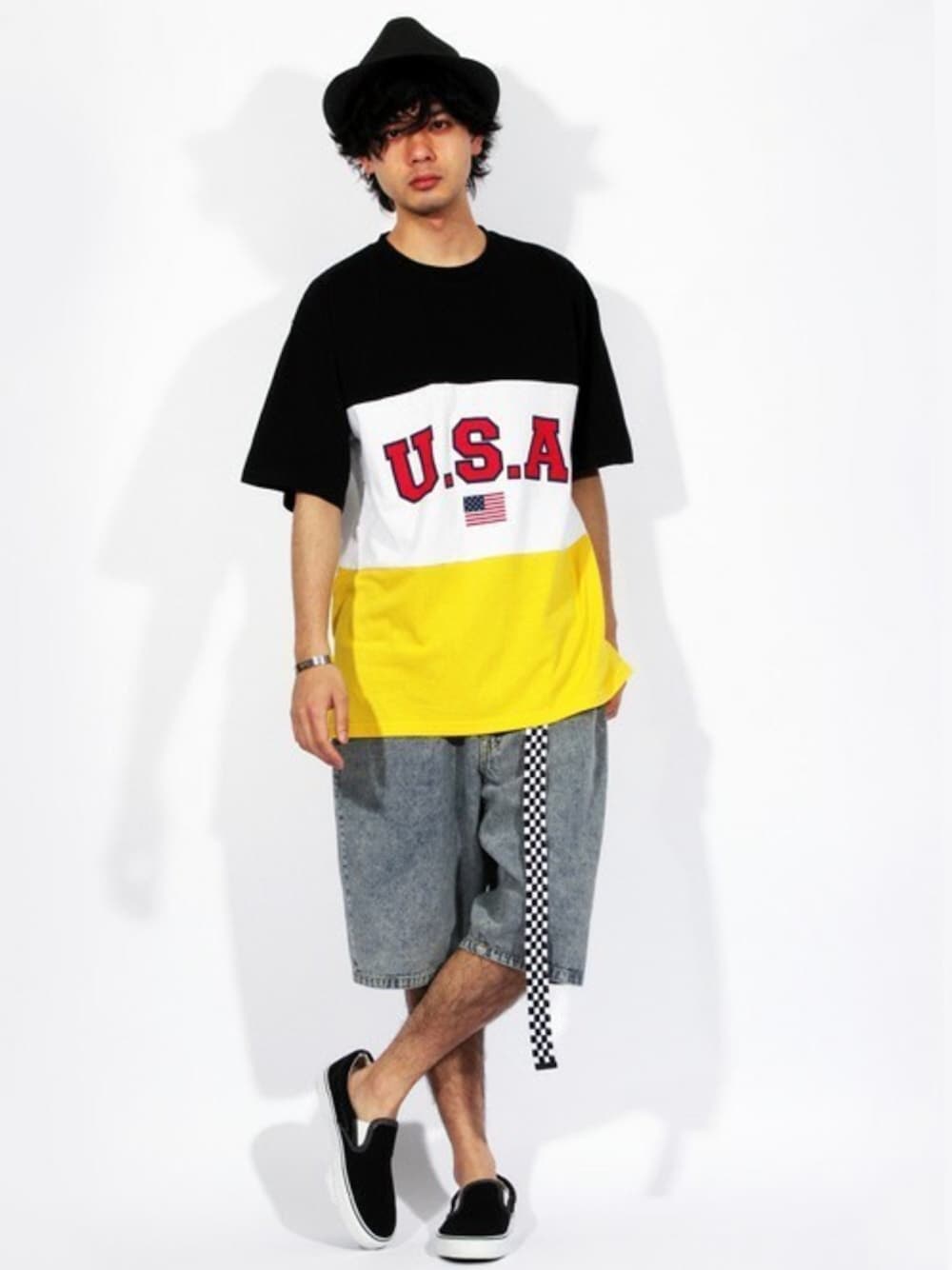 ブラック系のTシャツ/カットソー、ブラック系のTシャツ/カットソー、ブルー系のその他パンツを着用したメンズの春コーディネートの1枚目の写真