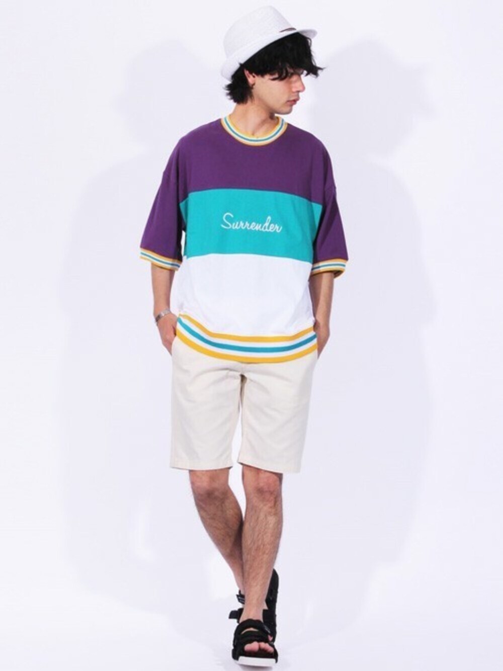 パープル系のTシャツ/カットソー、ベージュ系のチノパンツ、ブラック系のサンダルを着用したメンズの夏コーディネートの1枚目の写真