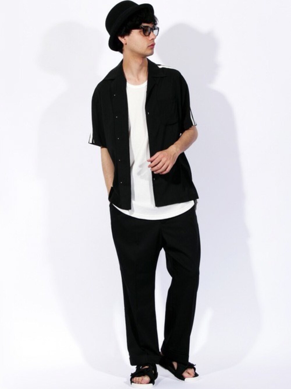ブラック系のシャツ/ブラウス、ホワイト系のタンクトップ、ブラック系のスラックスを着用したメンズの夏コーディネートの1枚目の写真