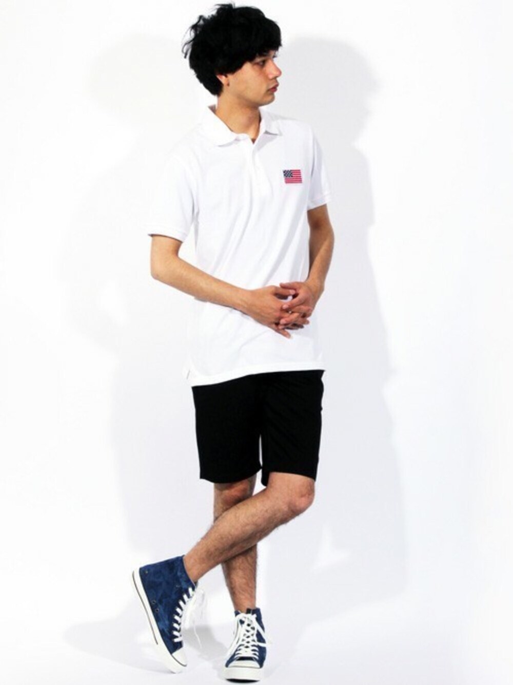 ホワイト系のポロシャツ、ホワイト系のTシャツ/カットソー、ブラック系のチノパンツを着用したメンズの夏コーディネートの1枚目の写真