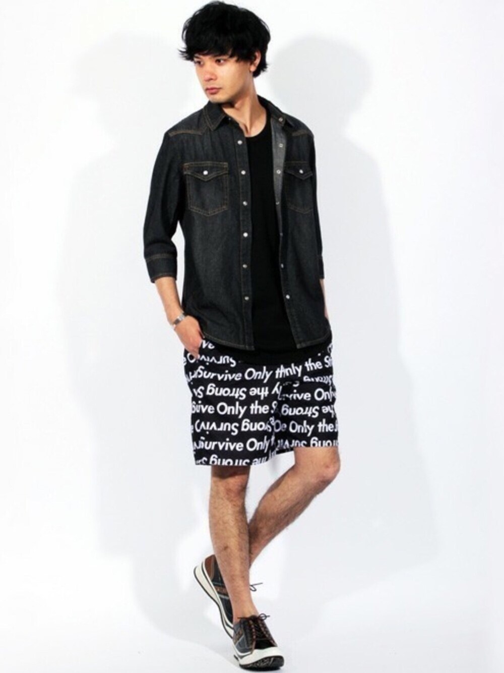 ブラック系のシャツ/ブラウス、ブラック系のTシャツ/カットソー、その他のその他パンツを着用したメンズの夏コーディネートの1枚目の写真