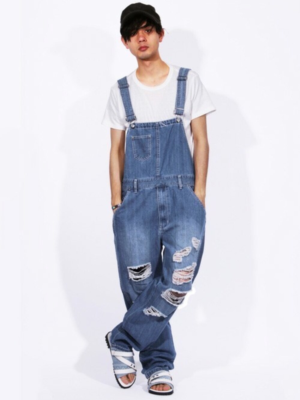 ホワイト系のTシャツ/カットソー、ブルー系のサロペット/オーバーオール、ブラック系のキャップを着用したメンズの夏コーディネートの1枚目の写真
