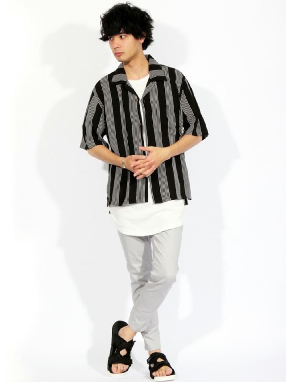 その他のシャツ/ブラウス、グレー系のTシャツ/カットソー、グレー系のチノパンツを着用したメンズの夏コーディネートの1枚目の写真