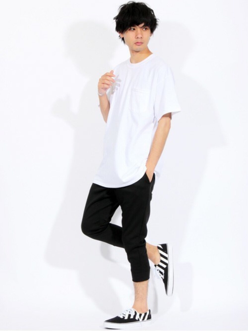 ホワイト系のTシャツ/カットソー、ブラック系のその他パンツ、その他のスニーカーを着用したメンズの夏コーディネートの1枚目の写真