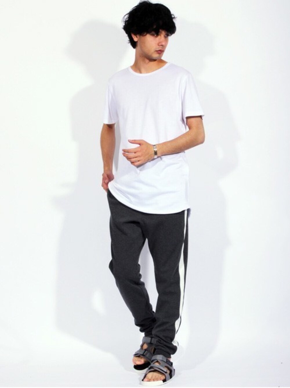 ホワイト系のTシャツ/カットソー、ホワイト系のTシャツ/カットソー、グレー系のスウェットパンツを着用したメンズの夏コーディネートの1枚目の写真