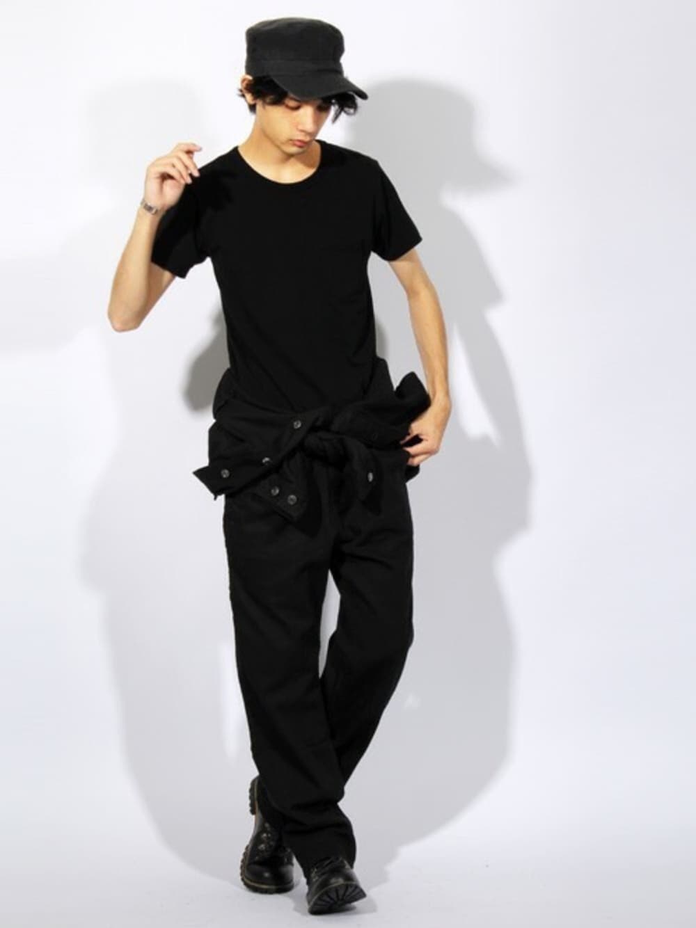 ブラック系のTシャツ/カットソー、ブラック系のブーツ、ブラック系のつなぎ/オールインワンを着用したメンズの夏コーディネートの1枚目の写真