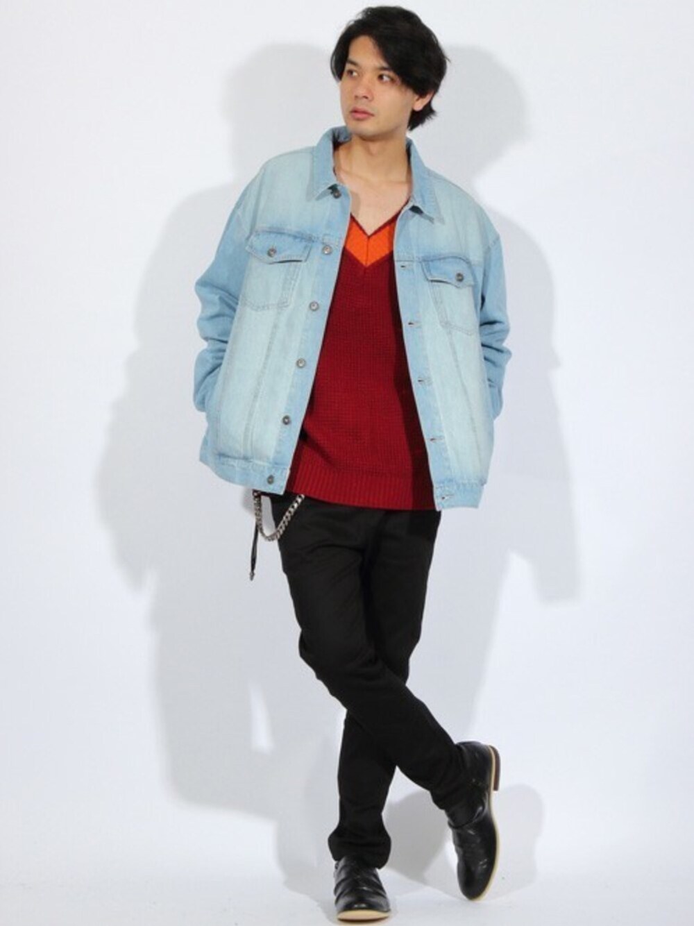 ブルー系のデニムジャケット、ホワイト系のTシャツ/カットソー、ブラック系のチノパンツを着用したメンズの秋コーディネートの1枚目の写真