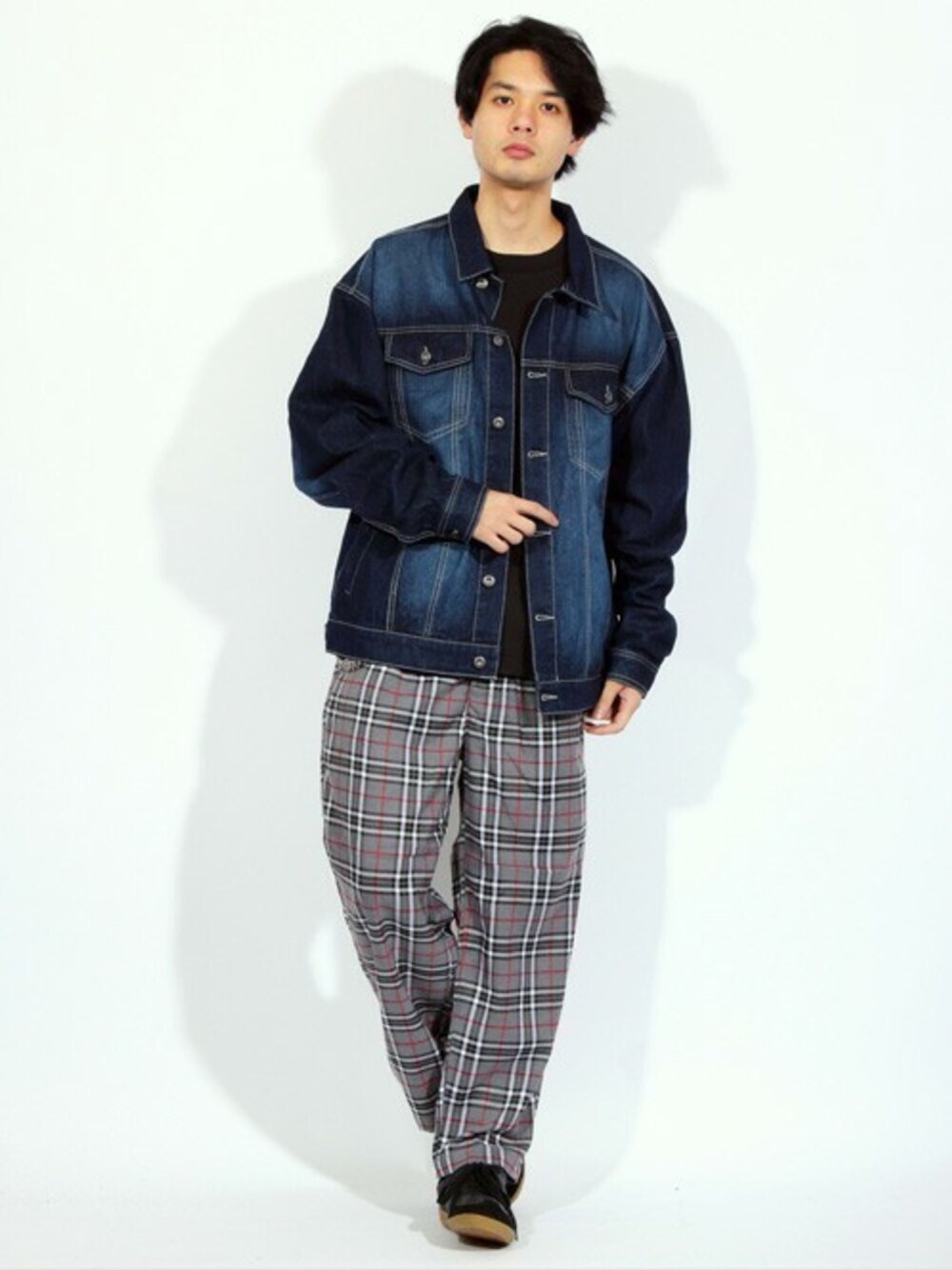ブルー系のデニムジャケット、ブラック系のTシャツ/カットソー、グレー系のチノパンツを着用したメンズの秋コーディネートの1枚目の写真