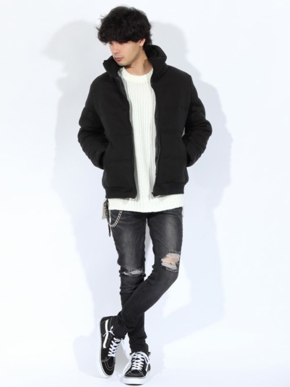 ブラック系のブルゾン、ホワイト系のニット/セーター、ブラック系のデニムパンツを着用したメンズの秋コーディネートの1枚目の写真