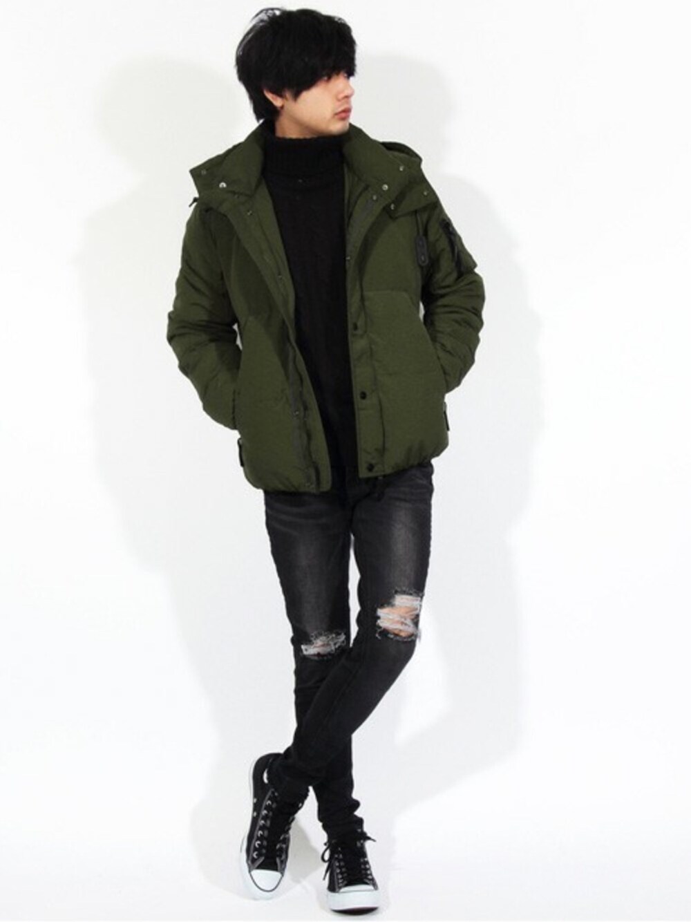 グリーン系のダウンジャケット/コート、ブラック系のニット/セーター、ブラック系のTシャツ/カットソーを着用したメンズの冬コーディネートの1枚目の写真