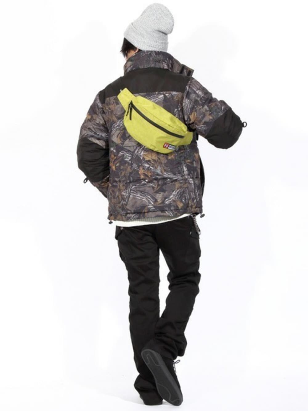 その他のマウンテンパーカー、ブラック系のニット/セーター、ブラック系のカーゴパンツを着用したメンズの冬コーディネートの1枚目の写真