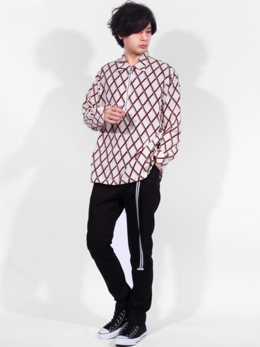 ホワイト系のシャツ/ブラウス、ホワイト系のTシャツ/カットソー、ブラック系のチノパンツを着用したメンズの春コーディネートの1枚目の写真