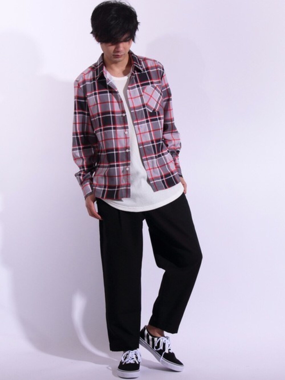 グレー系のシャツ/ブラウス、ホワイト系のタンクトップ、その他のスニーカーを着用したメンズの春コーディネートの1枚目の写真