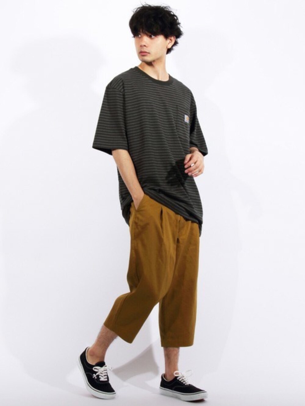 グレー系のTシャツ/カットソー、イエロー系のチノパンツ、ホワイト系のタンクトップを着用したメンズの夏コーディネートの1枚目の写真