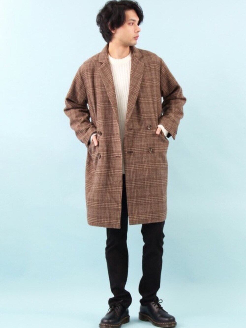 ベージュ系のチェスターコート、ホワイト系のニット/セーター、ホワイト系のTシャツ/カットソーを着用したメンズの秋コーディネートの1枚目の写真