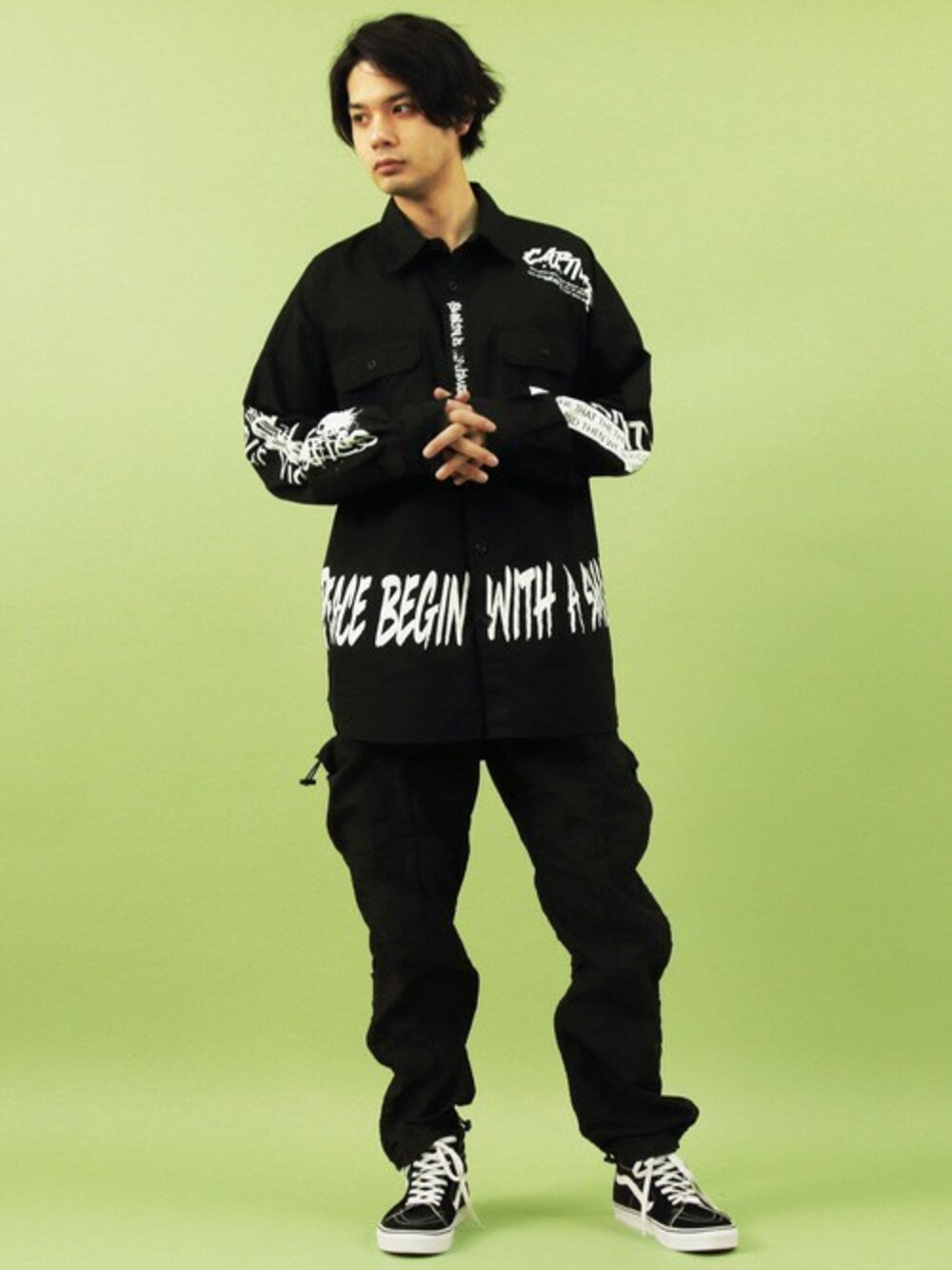 ブラック系のパーカー、ホワイト系のTシャツ/カットソー、ブラック系のシャツ/ブラウスを着用したメンズの春コーディネートの1枚目の写真