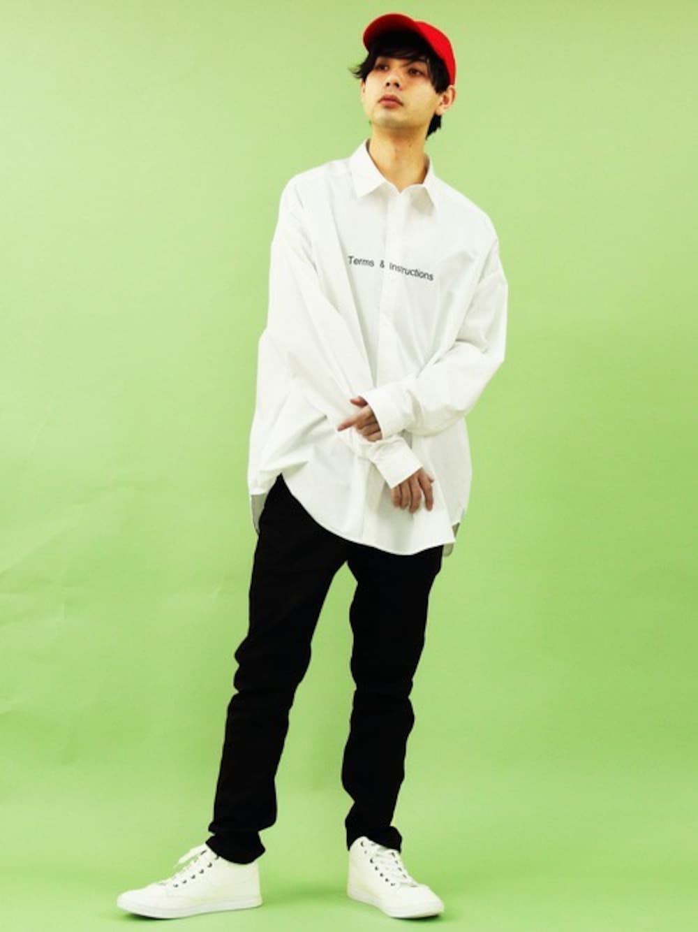 ホワイト系のシャツ/ブラウス、ホワイト系のTシャツ/カットソー、ブラック系のチノパンツを着用したメンズの春コーディネートの1枚目の写真