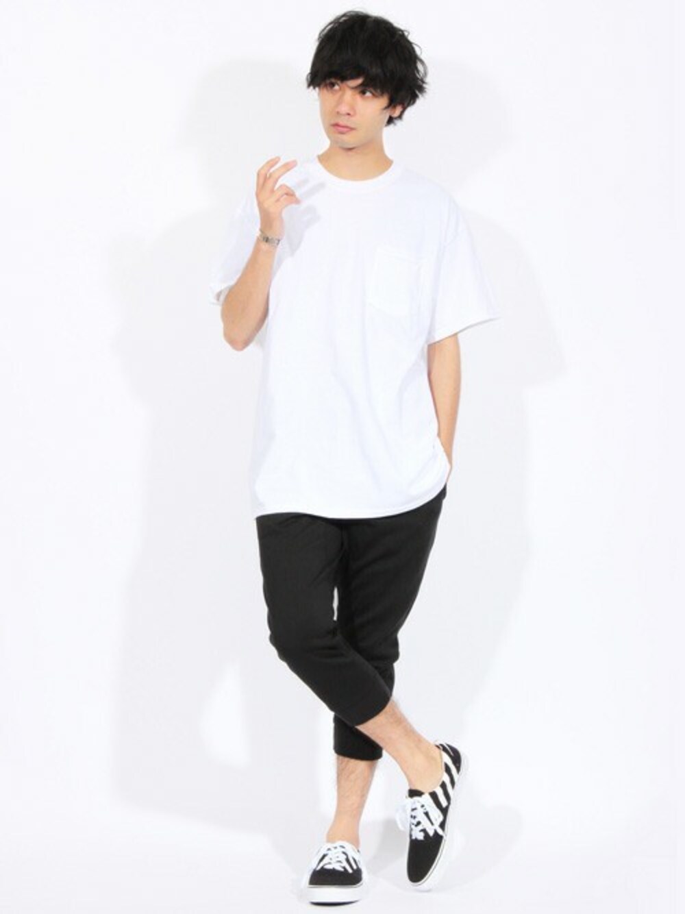 ホワイト系のTシャツ/カットソー、ホワイト系のタンクトップ、ブラック系のその他パンツを着用したメンズの春コーディネートの1枚目の写真