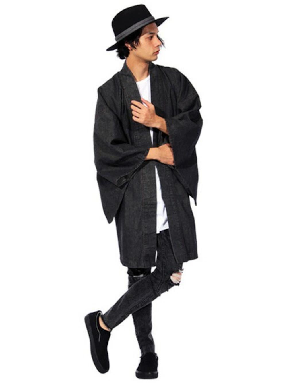 ホワイト系のTシャツ/カットソー、ブラック系のデニムパンツ、ブラック系の浴衣を着用したメンズの春コーディネートの1枚目の写真