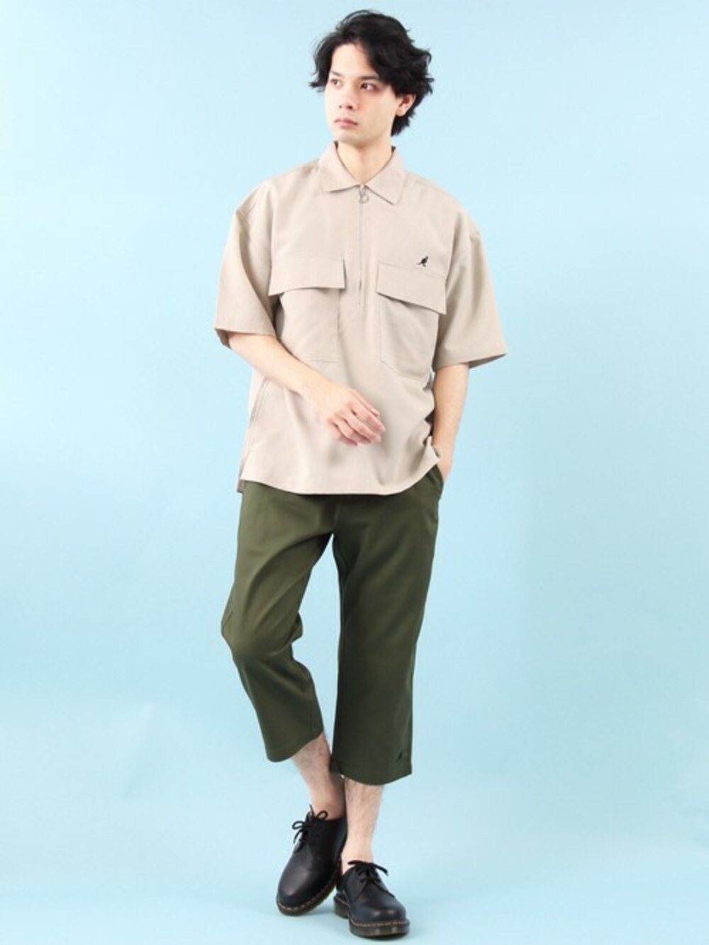 ベージュ系のシャツ/ブラウス、ホワイト系のタンクトップ、グリーン系のチノパンツを着用したメンズの夏コーディネートの1枚目の写真