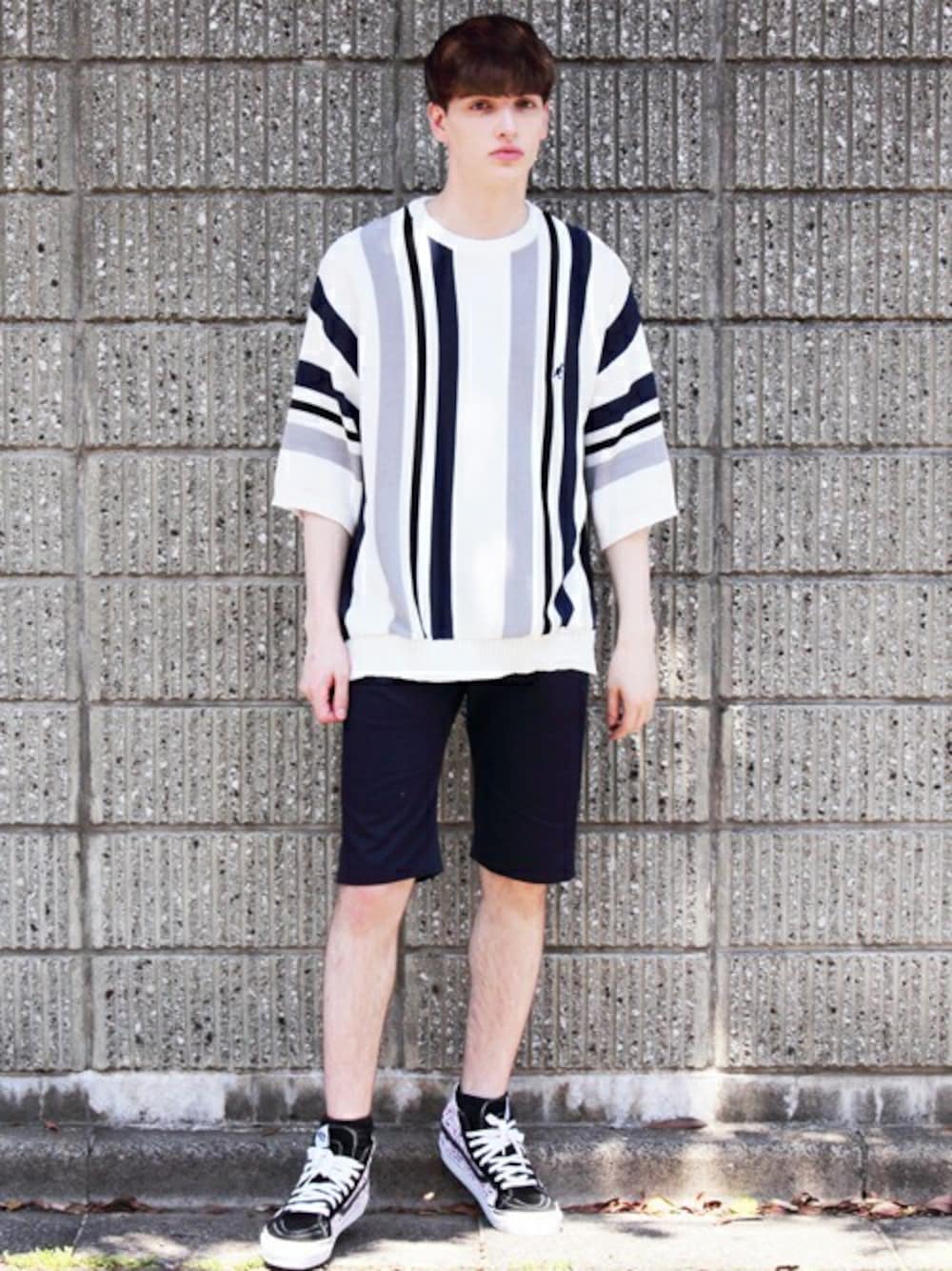 ホワイト系のニット/セーター、ホワイト系のタンクトップ、ホワイト系のチノパンツを着用したメンズの夏コーディネートの1枚目の写真