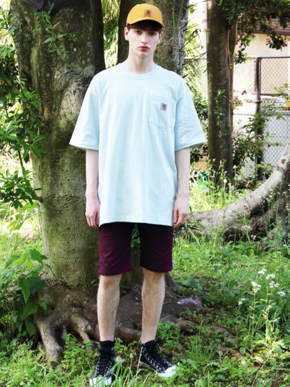 グレー系のTシャツ/カットソー、ブラック系のタンクトップ、レッド系のチノパンツを着用したメンズの夏コーディネートの1枚目の写真