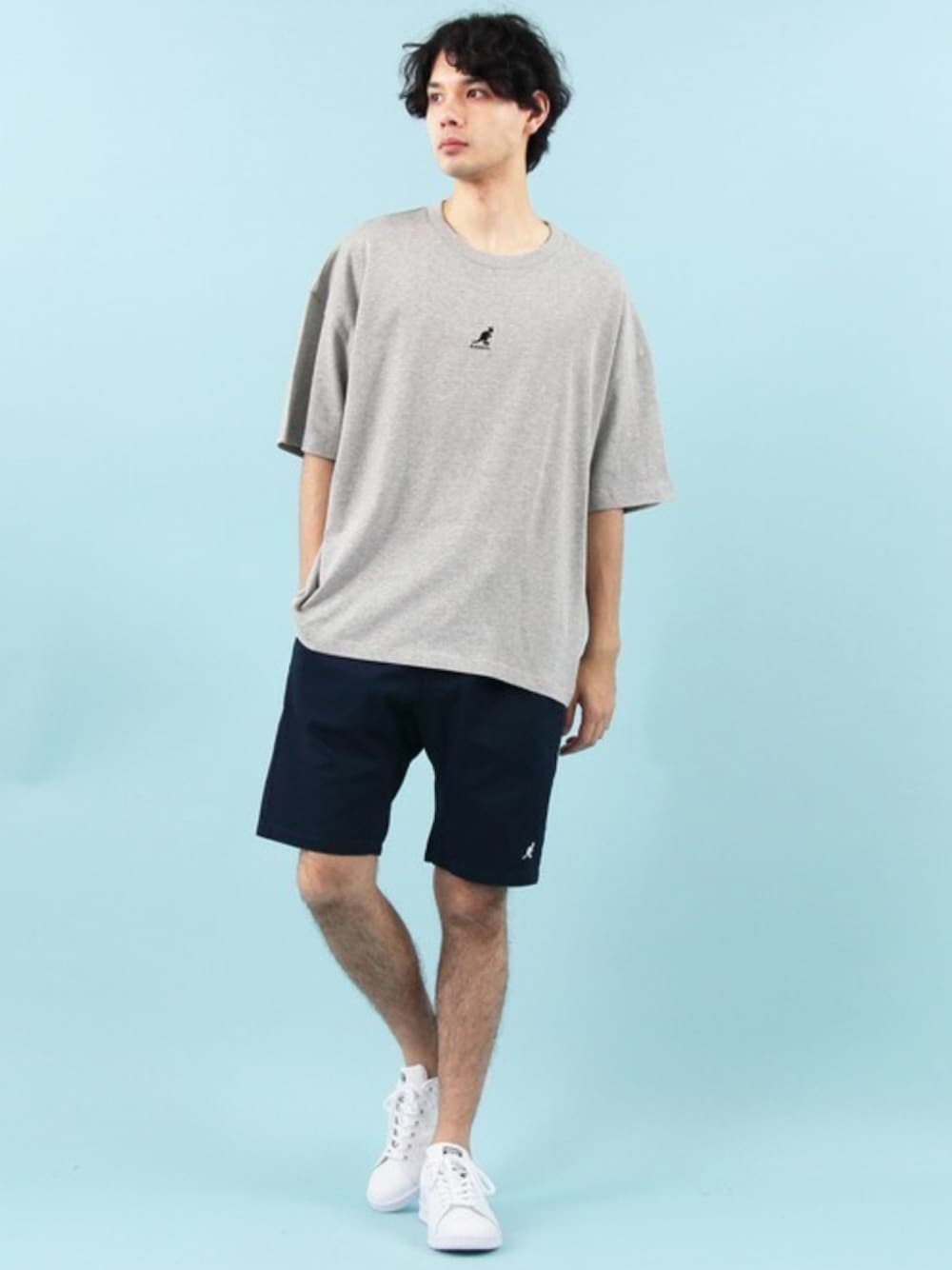 グレー系のTシャツ/カットソー、ホワイト系のタンクトップ、ブルー系のチノパンツを着用したメンズの夏コーディネートの1枚目の写真