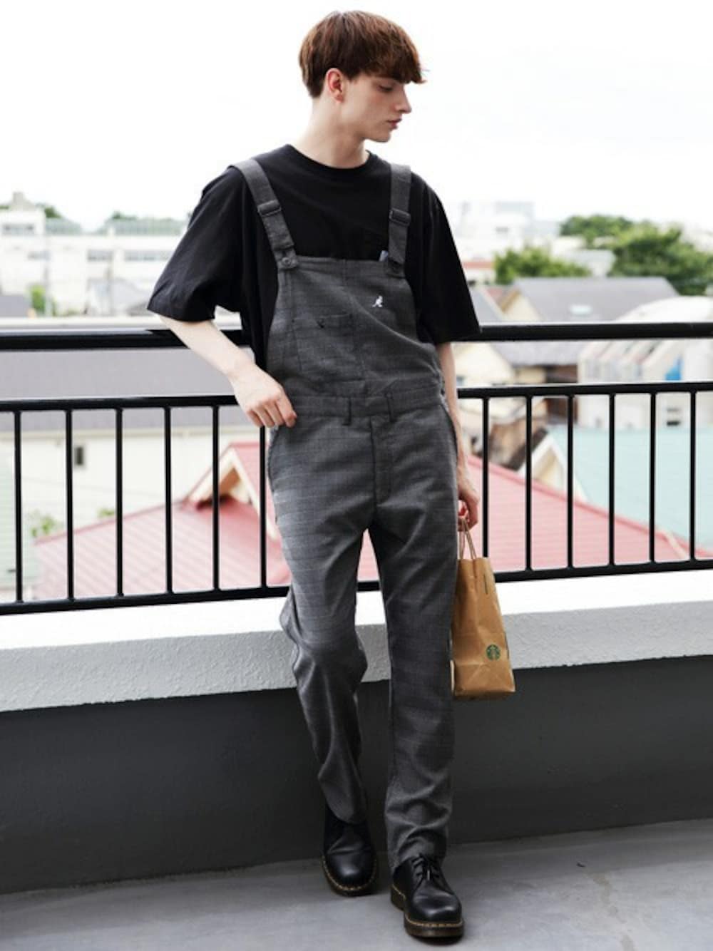 ブラック系のTシャツ/カットソー、ブラック系のタンクトップ、その他のサロペット/オーバーオールを着用したメンズの夏コーディネートの1枚目の写真