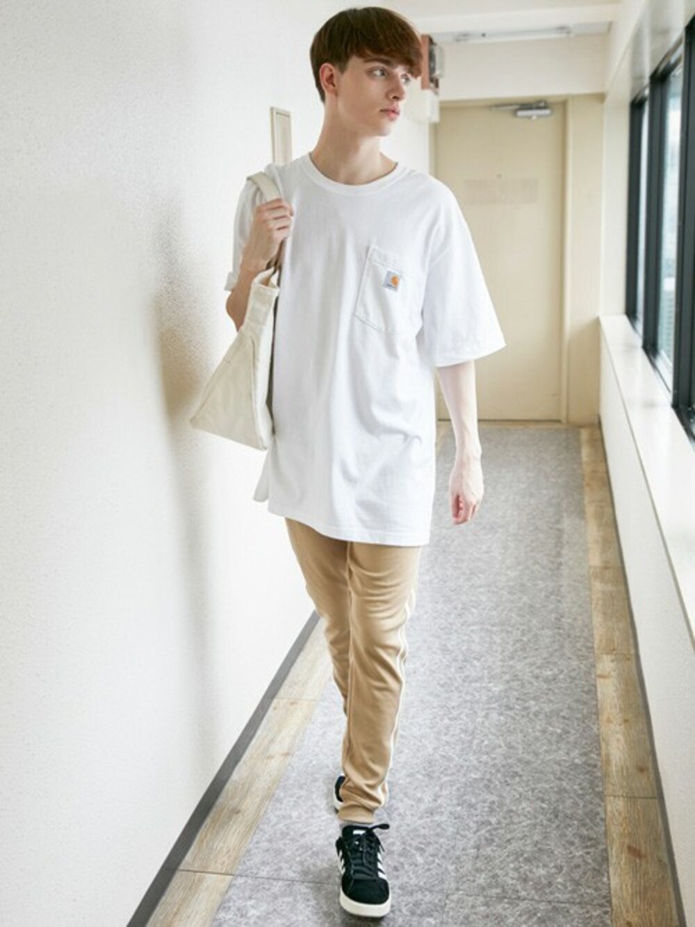 「adidas、carhartt、KANGOL、ホワイトコーデ、夏コーデ、白Tシャツ、Gildan、エイト、８(eight)、8eight」｜「Carharttのカーハート carhartt 無地 ロゴ 半袖Tシャツ ポケット付き（Tシャツ/カットソー、ホワイト系）」を使った、8(eight)さん（メンズ・180cm）の夏コーディネートの1枚目の写真