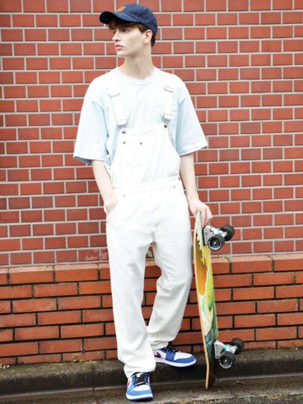 ブルー系のTシャツ/カットソー、ホワイト系のタンクトップ、ホワイト系のサロペット/オーバーオールを着用したメンズの夏コーディネートの1枚目の写真