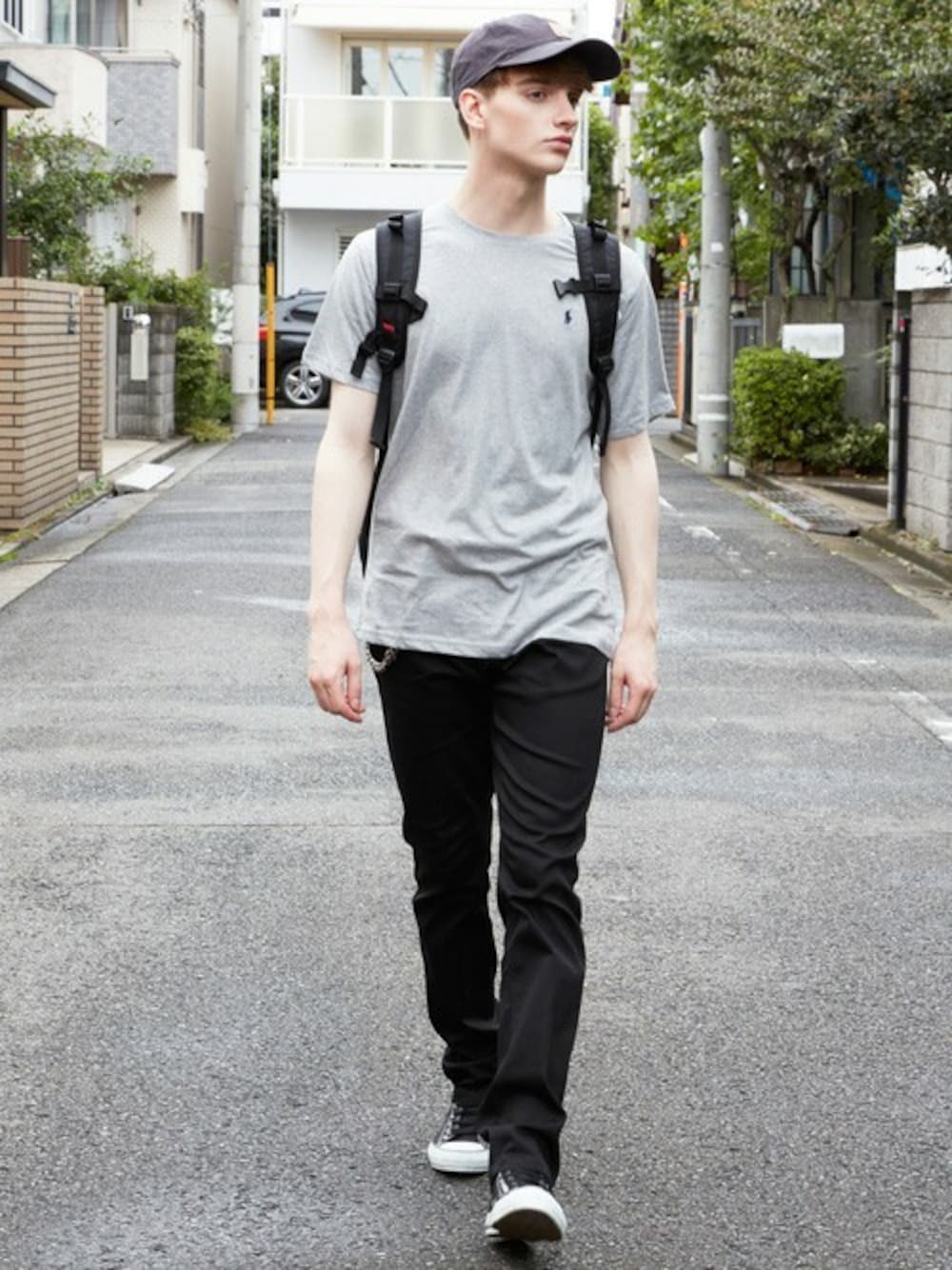 グレー系のTシャツ/カットソー、ブラック系のチノパンツ、グレー系のキャップを着用したメンズの夏コーディネートの1枚目の写真