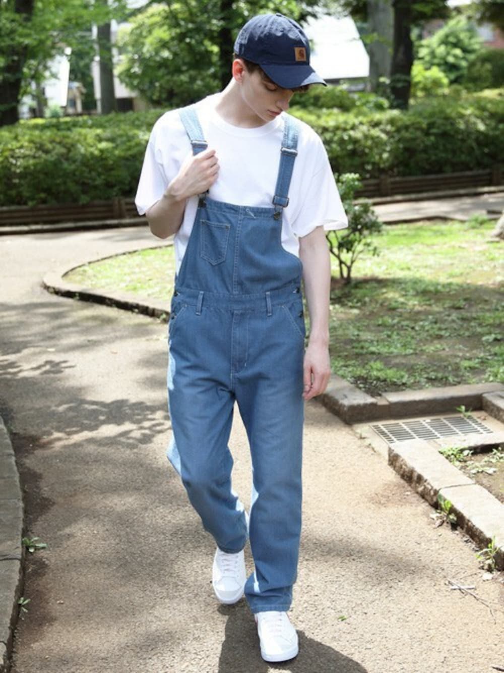 ホワイト系のTシャツ/カットソー、ブルー系のサロペット/オーバーオール、ブルー系のキャップを着用したメンズの夏コーディネートの1枚目の写真