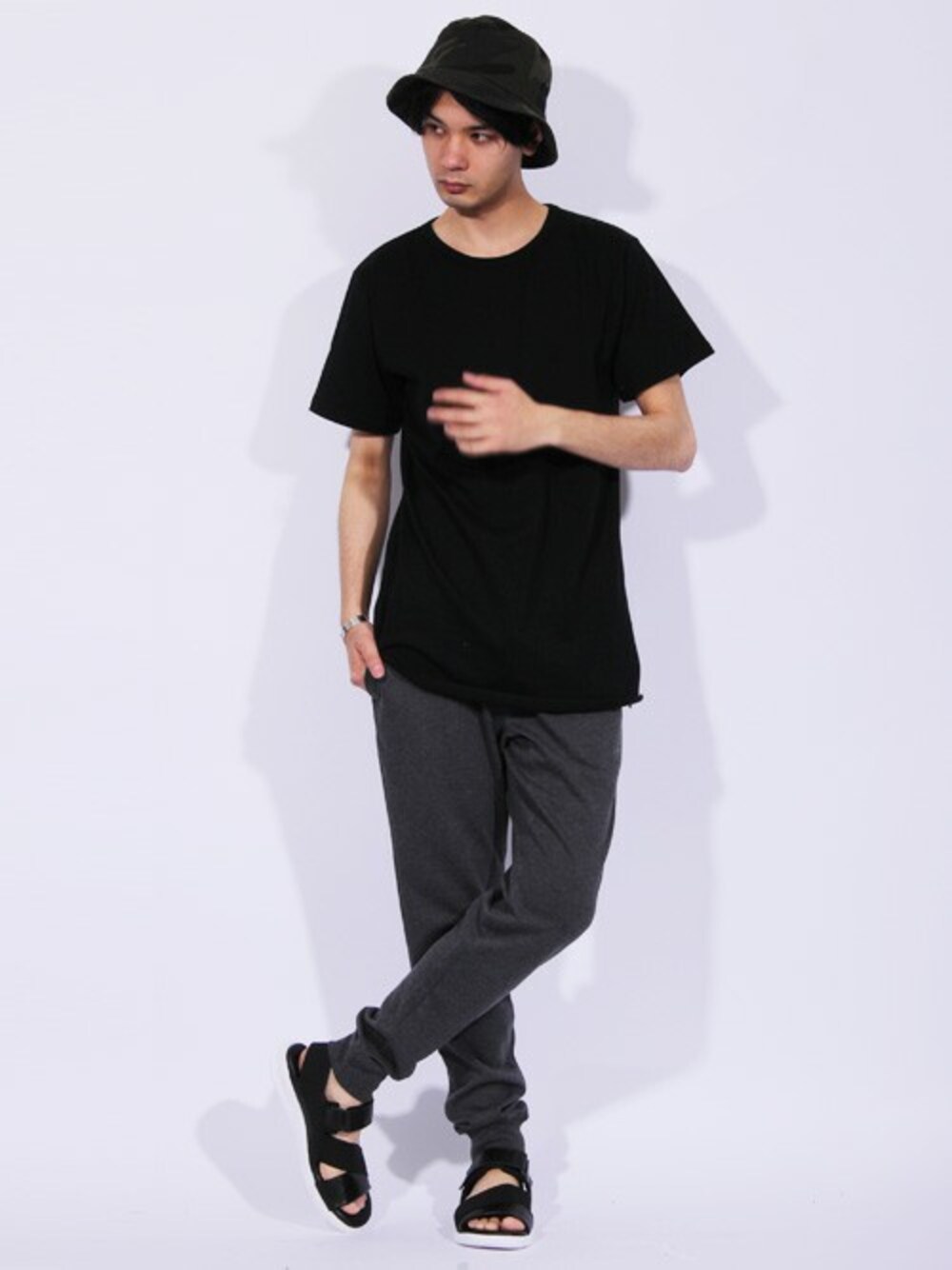 ブラック系のTシャツ/カットソー、ホワイト系のタンクトップ、グレー系のスウェットパンツを着用したメンズの夏コーディネートの1枚目の写真