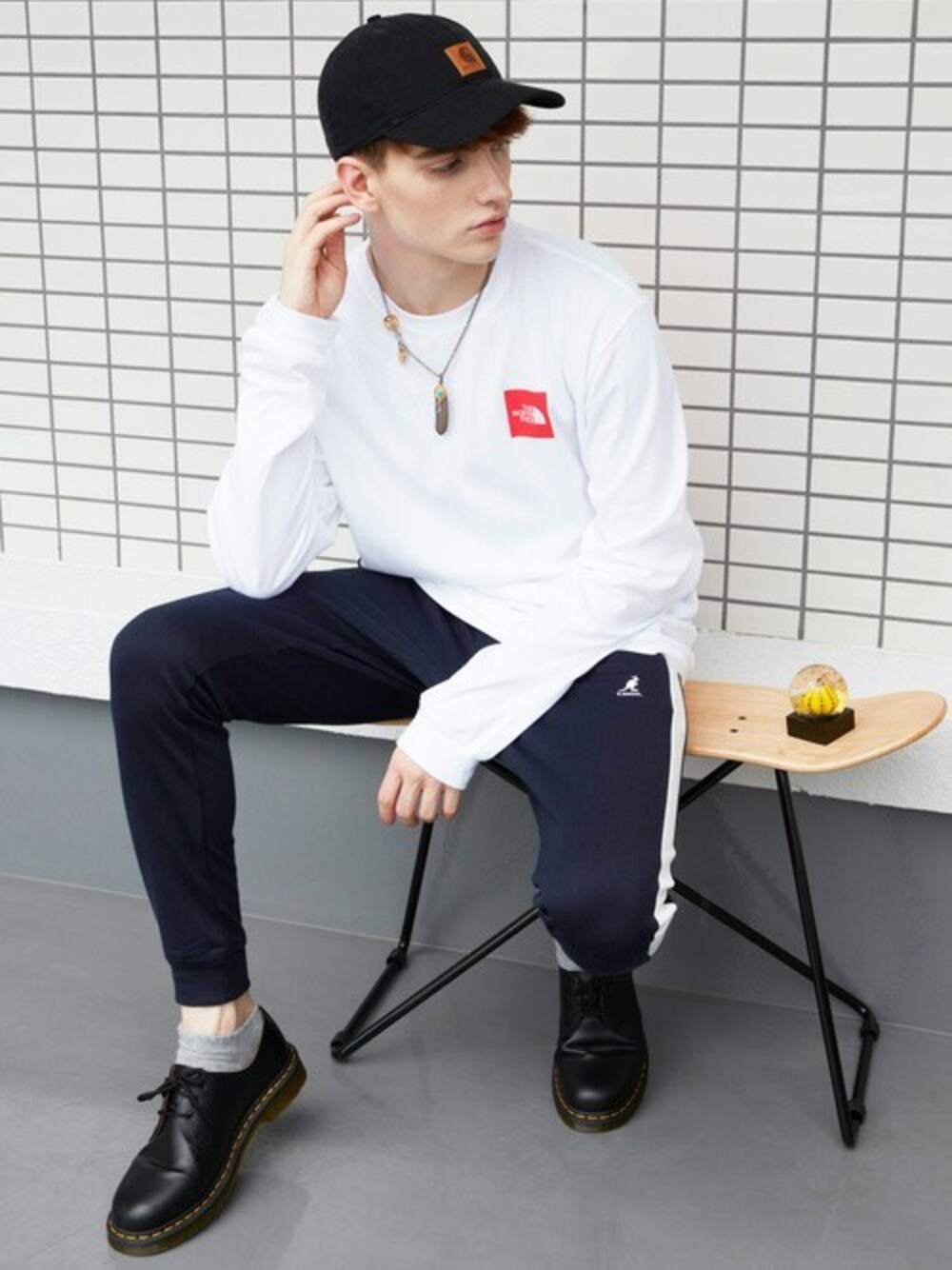「ストリート、carhartt、KANGOL、スポーツミックススタイル、ラインパンツ、エイト、キャップコーデ、８(eight)、8eight」｜「KANGOLのＫＡＮＧＯＬ別注 カンゴール ライン入り ストレッチスキニーパンツ（スウェットパンツ、ブルー系）」を使った、8(eight)さん（メンズ・180cm）の秋コーディネートの1枚目の写真