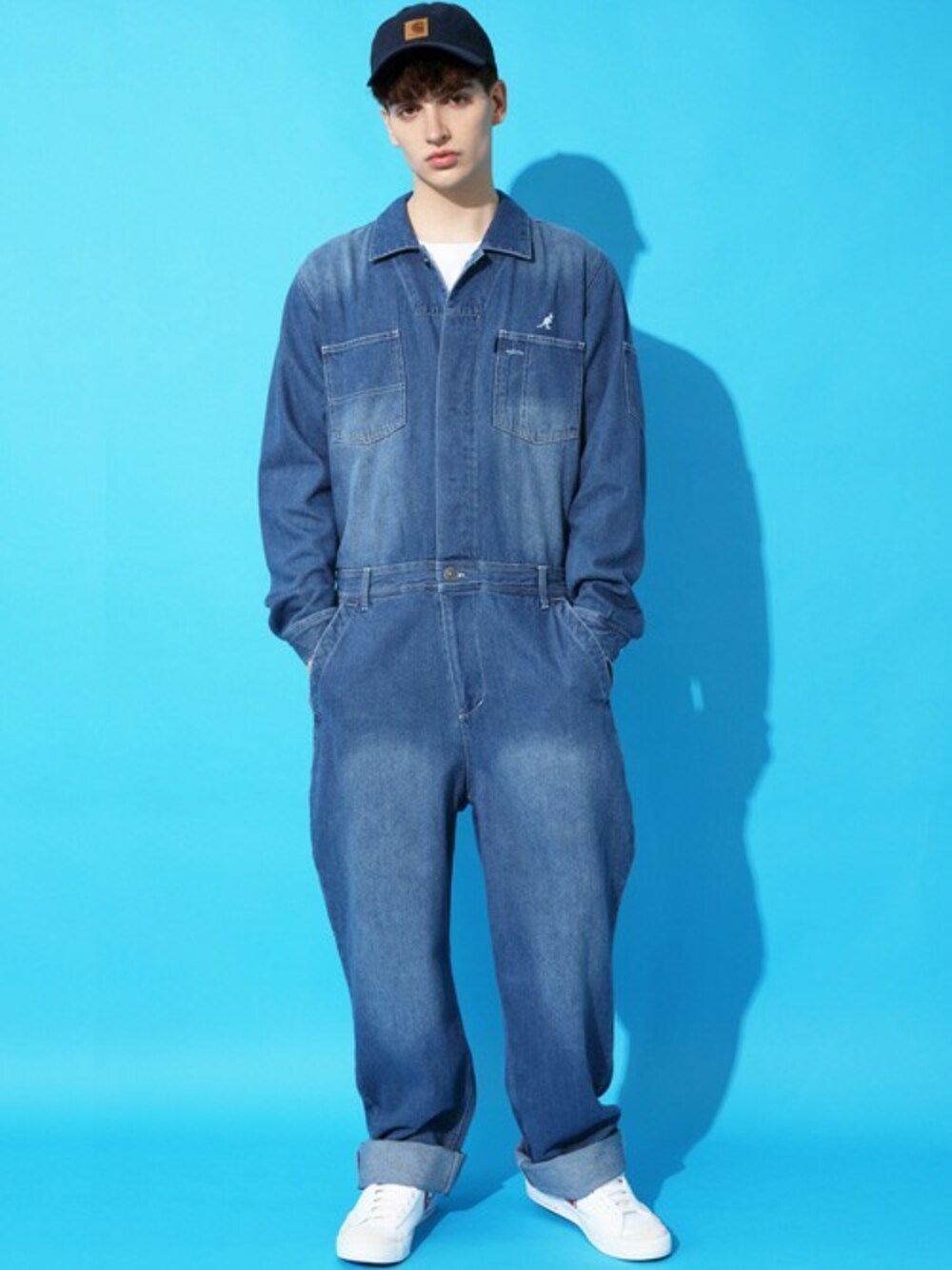 ブルー系のつなぎ/オールインワン、ホワイト系のTシャツ/カットソー、ブルー系のキャップを着用したメンズの秋コーディネートの1枚目の写真