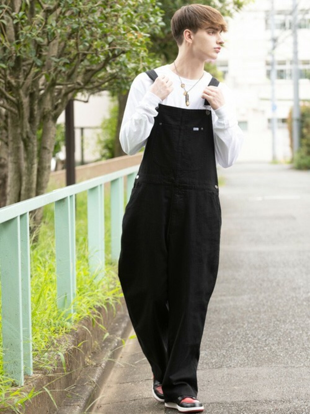 ホワイト系のTシャツ/カットソー、ブラック系のサロペット/オーバーオールを着用したメンズの秋コーディネートの1枚目の写真
