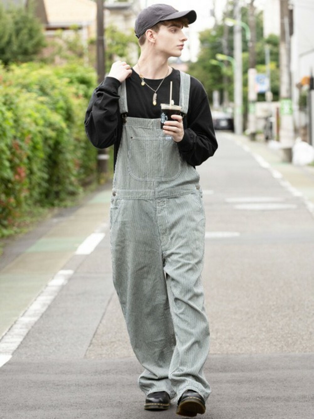 ブラック系のTシャツ/カットソー、ブラック系のタンクトップ、その他のサロペット/オーバーオールを着用したメンズの秋コーディネートの1枚目の写真