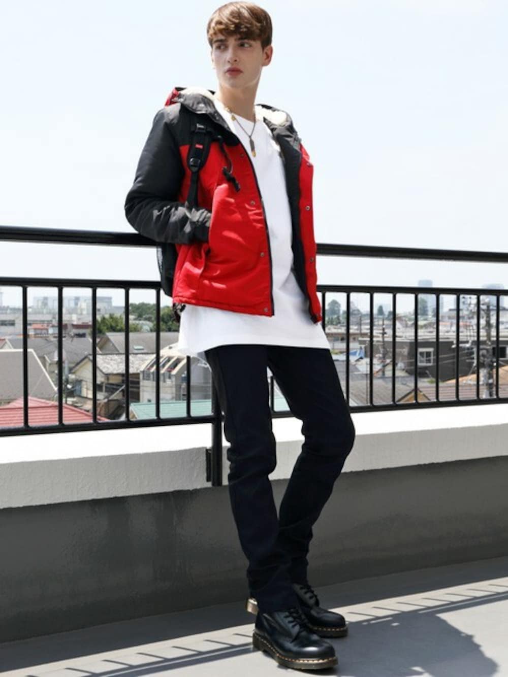 ブラック系のマウンテンパーカー、ホワイト系のTシャツ/カットソー、ホワイト系のタンクトップを着用したメンズの秋コーディネートの1枚目の写真