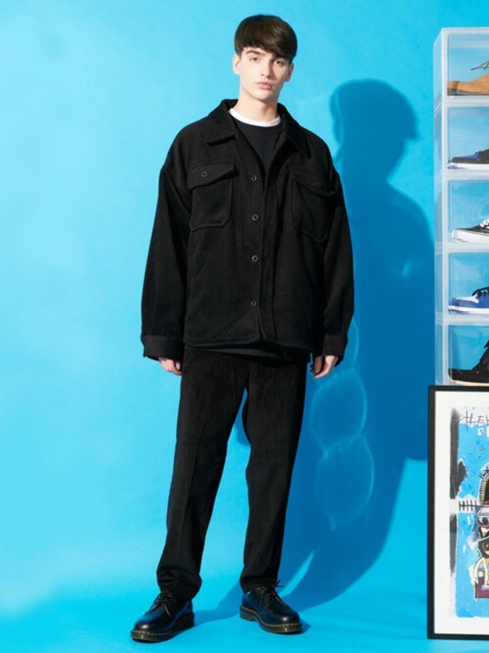 ブラック系のブルゾン、ホワイト系のTシャツ/カットソー、ブラック系のスウェットを着用したメンズの秋コーディネートの1枚目の写真