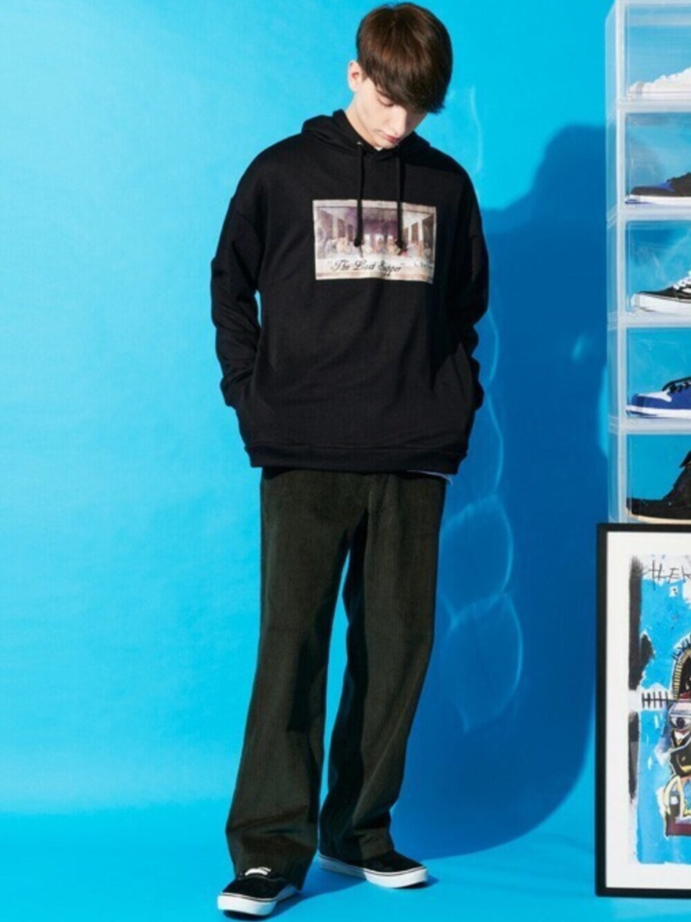 ブラック系のパーカー、ホワイト系のTシャツ/カットソー、グリーン系のチノパンツを着用したメンズの秋コーディネートの1枚目の写真